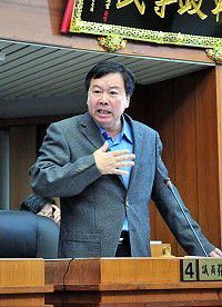議員張永江進行質詢。(圖/文:曹重偉)