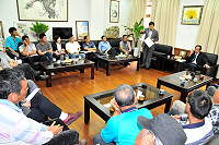 因應白沙碼頭船席不足,導致漁船無處可停,北竿漁民一行23人由鄉長周瑞國率隊前往縣議會陳情,發表碼頭工程浚挖區域調整等3項主張,獲縣長楊綏生正面回應。(圖/文:曹重偉)