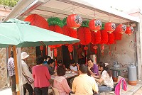 　牛角一間素食餐館昨起試賣，多位鄉親前往品嚐。（圖／文：邱竟瑋）