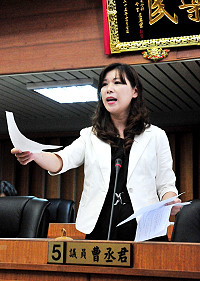 議員曹丞君進行質詢。(圖/文:曹重偉)