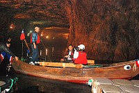 　馬祖南、北竿北海坑道的開放時間將依潮汐情形延長至18時關燈，以提升旅客服務品質。圖為南竿北海坑道的搖櫓活動。（圖／文：邱竟瑋）