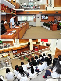 馬祖高中一年級各班學生分批前往議會進行公民與社會課程校外教學,受到議長陳貴忠及全體議員的熱情歡迎,正值縣政總質詢期間,學生們也進入旁聽席,現場實音感受府會交鋒熱鬧場面。(圖/文:曹重偉)