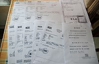 　鐵板中一排骨食品「自主管理」超有心，提供自家使用所有原料的檢驗證明多達14張，證明每一樣原料都可安全食用，值得其他商家學習。（圖／文：劉秋月）
