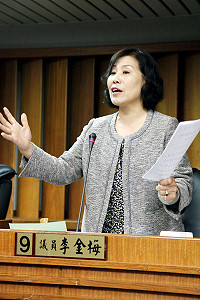 議員李金梅進行質詢。(圖/文:曹重偉)