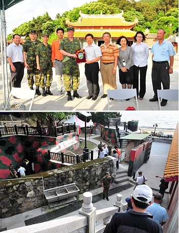 配合觀光發展需求,馬防部釋出整座媽祖宗教園區及周邊據點產權給連江縣政府,5月27日舉辦移交典禮,由指揮官任季男將象徵產權的證書移交給縣府代表人縣長楊綏生,現場響起熱烈的掌聲;會後並在軍方安排下,前往參觀剛完成移撥的「天后宮據點」。(圖/馬祖日報資料照、攝影:曹重偉)