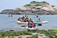 　中山國中海洋教育獨木舟研習，芹壁海灘清涼登場。（圖／文：陳鵬雄） 