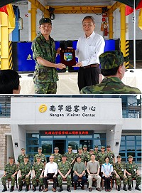 馬防部與馬管處昨天舉辦「北海南營區」產權移交典禮,自民國90年延宕十餘年的難題獲得解決,也是處長谷永源(左圖右一)任內最後一件完成的重要成就,讓大北海遊憩區整體規劃實現;而地支部前指揮官汪豊仁(左圖左一)也即將調離,因此兩人共同參與的移交典禮別具意義,共同為馬祖完成一件觀光大業。(圖/文:劉秋月)