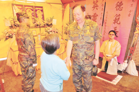 榮民之家為尹在南老先生舉辦公祭,馬祖防衛指揮部指揮官任季男前來送他最後一程,場面哀戚肅穆。(記者李展裕攝)