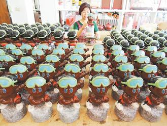 海龍蛙兵成軍60周年,退伍的老兵們私下串連製作公仔紀念品。(聯合報系記者陳向鑫/攝影)