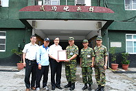 　復興村上個月民宅屋頂崩塌，軍方快速派遣人力協助受害家園清理，鄉長朱秀平昨偕同村長曹常永，前往砲兵群及步兵營致贈感謝狀，感謝軍方協助民眾整頓家園，這些辛勞村民銘記在心。（圖／文：劉秋月）