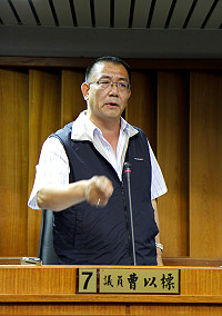 　副議長曹以標進行質詢。（圖／文：曹重偉）