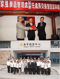 馬祖國家風景區管理處新處長王忠銘(上圖右)到任,由原處長谷永源(上圖左)手中接下印信。(圖/文:邱竟瑋)