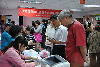 　整合式健檢列車駛抵北竿，民眾踴躍前往排隊受檢。（圖／文：陳鵬雄）