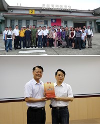 端午節將近,桃園中壢市公所市長魯明哲、市代會主席吳嘉和昨天率團抵馬探訪子弟兵,受到副縣長陳敬忠的熱情歡迎,陳敬忠特別贈送最道地的元尊陳高,希望來賓們能多為馬酒代言。(圖/文:曹重偉)