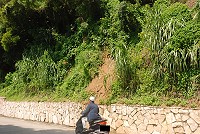 有鄉親反映福澳嶺上坡路段右側山坡應注意山崩,提醒有關單位留意。(圖/文:邱竟瑋)