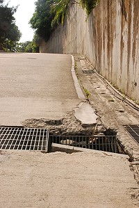 有民眾透過本報「馬上處理」反映,馬祖郵局通往南竿山線的路上有一處水溝蓋損壞長達半年,未見解決問題,對此相當不滿意。(圖/文:邱竟瑋)