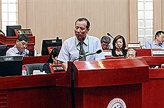 金門縣議員許玉昭6日在縣政總質詢時詢問原物料漲價,高粱酒是否漲價?金酒公司總經理吳秋穆(前)表示,目前沒有調價的規劃。(圖/中央社陳守國攝)