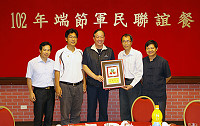 端節在即,縣長楊綏生及多位議員、縣府主管等組成的馬祖各界端節致敬團,提前祝福駐守馬祖官兵弟兄佳節快樂;介壽國中小校長陳書安也特別致贈感謝狀,感謝任指揮官協助支援義教,嘉惠地區學子。(圖/文:曹重偉)