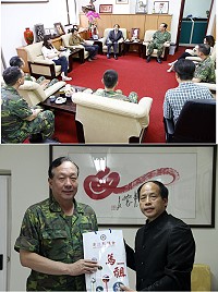 　端午佳節近了，議長陳貴忠專程前往馬防部拜會指揮官任季男，感謝對議會及地方事務的協助；任季男也於下午回訪縣議會，雙方就防務及營區釋出等議題廣泛交換意見。（圖／文：曹重偉）