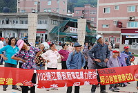 　民政局昨天辦理「阿公阿嬤健康GO」健走活動，吸引不少地區長者參加，用鄧麗君輕柔歌曲當暖身運動音樂，老人家依舊甩手、扭腰動得開心。（圖／文：劉秋月）