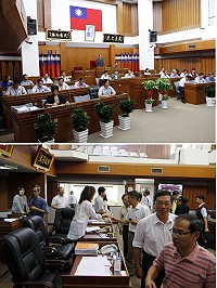 議長陳貴忠敲下議事槌,象徵縣議會第5屆第7次定期大會圓滿劃下句點;縣府官員們紛紛起身向議員們握手致意感謝支持與指教。(圖/文:曹重偉)