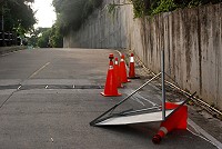 　南竿聚英路通往山線處日前發生水溝蓋與旁邊路面再遭碾壓損壞，縣府工務局已委託廠商重新完成修復，不料剛完成不久就發生疑似因為車輛撞擊導致警示牌傾倒變形的現象。（圖／文：邱竟瑋）