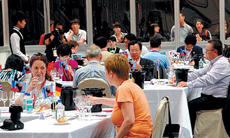比賽期間,邀法、西、義、德、奧、荷、英、比、墨、巴、葡等全球50名評審來台品嚐510酒含馬祖高粱烈酒;大賽採用穿透式比賽場域設計,可從透明隔間,觀賞比賽的每一個細節。(圖/聯合報記者謝梅芬)