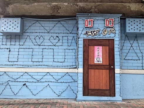 位在馬港劍碑標誌斜對面的叮叮卡拉OK店,現已大門深鎖。(圖/摘自Lan Tsao臉書)