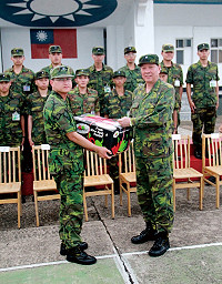 　指揮官頒發官兵加菜金及鮮果禮品。（圖／文：呂則賢）