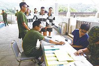 弟兄於訓練開始前測量血壓與體溫。(圖/文:王肇峰)