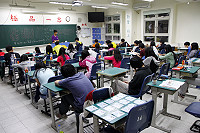 最後一堂「社會科」的考試鐘聲響起,102年度國中學生基本學力測驗昨天圓滿落幕;103年開始將舉行教育會考,新制度對家長、學生和老師都是新的挑戰。(圖/文:曹重偉)