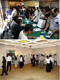 　留住小石先生豪邁的身影！「登峰造極－紀念酒募款義賣活動」配合李小石紀念展，於民俗文物館4樓藝廊登場，吸引許多鄉親前往參觀及慷慨解囊。（圖／文：曹重偉）