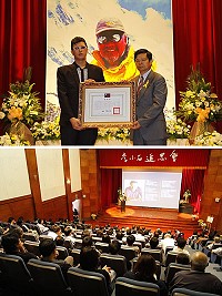 「喚山-李小石追思會」場面莊嚴肅穆,各界來賓共同為這位馬祖人心目中永遠的英雄致上最痛的哀悼及最深的懷念;縣長楊綏生特別頒發褒揚狀,由李小石長子李堯(上圖左)代表接受,表達馬祖各界對李小石事蹟的感念與肯定。(圖/文:曹重偉)