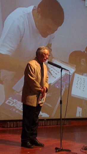 詩人鄭愁予為李小石朗誦他2009年攻頂聖母峰時想起的「崖上」一詩。(圖/資料照片)