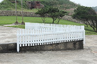 　矮圍籬破壞了百年古蹟東莒燈塔的原貌，民眾建議還是盡快將圍籬拆了。（圖／文：林冰芳） 