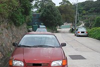 有鄉親透過本報「馬上處理」反映仁愛村通往馬管處道路停車問題,縣警局交通隊表示,將與交通局會同了解。(圖/文:邱竟瑋)