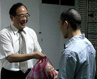　端午佳節來到，地檢署檢察長黃玉垣特結合福建更生保護會連江辦事處、金門監獄連江分監，舉辦「端午節入監關懷活動」；黃玉垣致贈每位受刑人馬祖口味的甜粽、鹹粽各一粒，藉此一解受刑人思鄉情緒。（圖：連江地檢署提供）