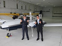 　楊智傑去年長榮公司送到美國接受1年飛行訓練，本月10日通過第10關飛行檢定。圖為與機長合影。（圖：楊智傑臉書）