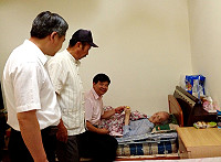 南竿鄉人瑞陳好金女士昨天103歲生日,為表達對百歲人瑞的敬意,縣長楊綏生、鄉長朱秀平專程登門祝壽,還準備一枚金戒指為她戴上,老人家穿金戴銀、喜氣洋洋,家屬們也都相當高興。(圖/文:曹重偉)