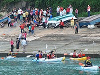　東引國中小13位畢業生接受獨木舟等三項鐵人運動考驗。（圖／文：陳其敏）