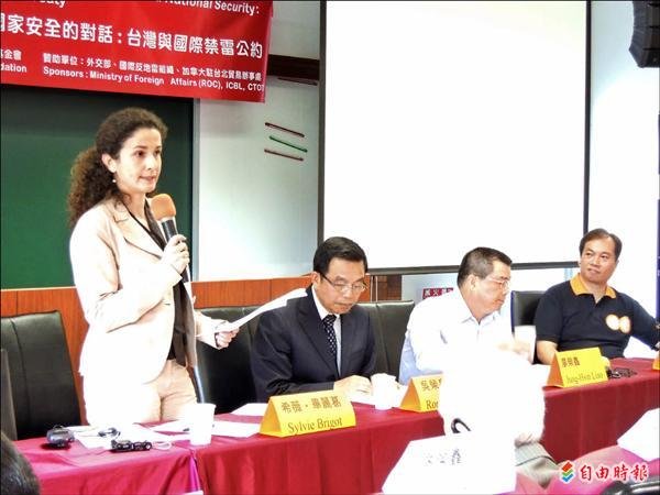 國共內戰雖結束,埋藏在金馬沿岸的地雷,卻是當地人的夢魘。國防部次長廖榮鑫昨宣告,國防部編列十億預算,動員一四四人,在金門、馬祖執行七年排雷,本月底已完成十二萬六千多枚地雷及未爆彈的剷除任務。(自由時報)