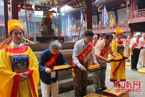 來自海峽兩岸近百名的船政精英、船政先賢後裔和專家學者、馬祖代表一同在馬尾舉行懇親祈福活動。(圖/東南網)