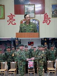 (上圖)指揮官任中將於亮島對官兵弟兄精神講話。(下圖)指揮官頒發官兵端節加菜金及鮮果禮品。(圖/文:呂則賢)