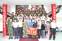 中壢市公所勞軍團在慰問後與北指部弟兄合影留念。(圖/文:羅尹江)