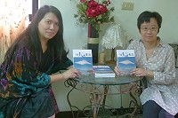 　馬祖詩人劉梅玉（圖左）作品集《向島嶼靠近》今年6月由爾雅出版，她以地區畫家李若梅（圖右）的插圖，加上自己對島嶼意象的觀察，對孤獨與分離的感想融入作品，也期盼成為讀者的安慰。（圖：李若梅提供）