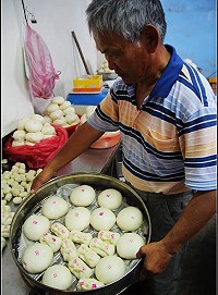 圖為東莒福正村境補庫包子製作。(圖／東莒林文福提供）
