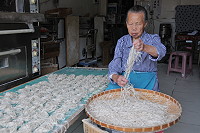　因遊客增加市場需求量大增，北竿魚麵店趕製魚麵。（圖／文：陳鵬雄）