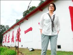文化部長龍應台在大膽島心戰牆前與對岸廈門相望。(自由時報記者吳正庭)