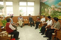 　國家通訊傳播委員會（NCC）主委石世豪（圖左）接連兩天與電信普及服務基金管理委員會、該基金費用分攤業者代表等走訪馬祖地區，查核公用電話、中小學100M寬頻上網服務品質，並拜會縣長楊綏生。（圖／文：邱竟瑋）