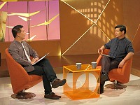 縣長楊綏生18日下午前往公共電視接受蔡詩萍主持「文人政事」節目專訪,分享馬祖文化風情與旅遊亮點。(圖:連江縣政府提供)
